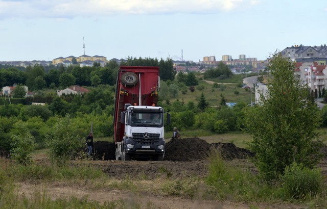 W nielegalny sposób odpady trafiają tam, gdzie nie powinny. Przywożą je ciężarówki