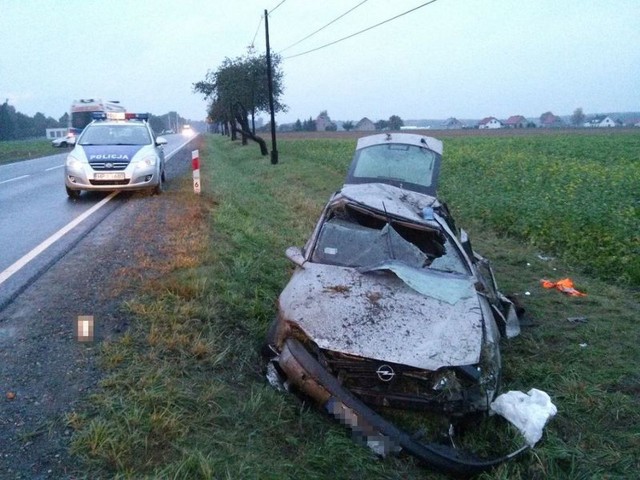 To był czarny czwartek na krajowej jedenastce. W jeden dzień w 3 wypadkach zginęły 4 osoby.W ubiegły czwartek (20 października)  najpierw doszło do tragicznego wypadku na drodze krajowej nr 11 w Wojciechowie. Padał deszcz, jezdnia była śliska. 23-letni kierowca opla vectry przy wyjeździe z Wojciechowa w kierunku Kluczborka wypadł z drogi i rozbił auto o słup telefoniczny. Samochodem jechały trzy osoby: oprócz kierowcy 18-letni pasażer oraz 15-letnia pasażerka.