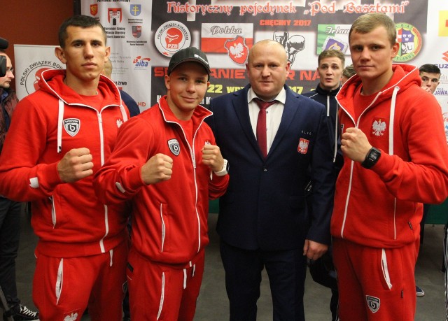 Grzegorz Nowaczek ze swoimi trzema zawodnikami z Rushh Kielce. Od lewej: Bartosz Gołębiewski, Marek Pietruczuk i Daniel Adamiec.       