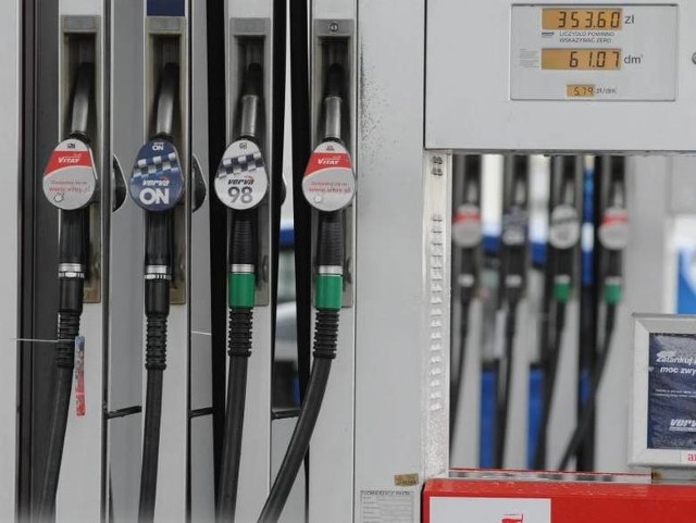 Wpływ na rekordowo niskie ceny na stacjach benzynowych miał m.in. koronawirus, który spowodował, że popyt na paliwa przez kilka tygodni był mniejszy. W środę (27 maja) sprawdziliśmy ceny na nowosolskich stacjach. Gdzie jest najtaniej?
