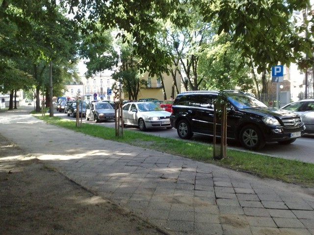 W żółwim tempie poruszały się samochody w piątek po południu na ulicy Słowackiego przy parku. Korki były w całym centrum Radomia.