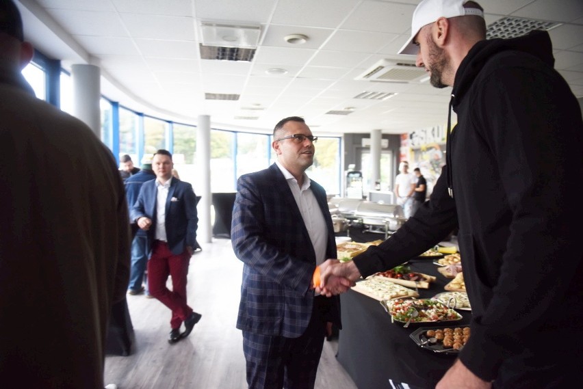 Marcin Gortat na meczu żużlowców Falubazu Zielona Góra.