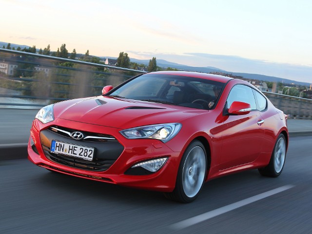 Hyundai Genesis CoupeAuto zostało pokazane w 2008 roku, a pięć lat później zostało odświeżone. Pod maską Genesisa mgoła pracować 4-cylindrowa jednostka 2.0 l o mocy 210 KM lub motor V6 3.8 l oferujący 303 KM.Fot. Hyundai