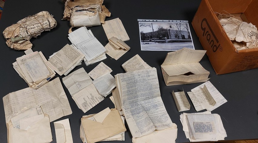 Podczas remontu domu w Olkuszu znalazł trzy zwoje, które były zawinięte w stare niemieckie gazety. Okazało się, ze to unikatowe dokumenty