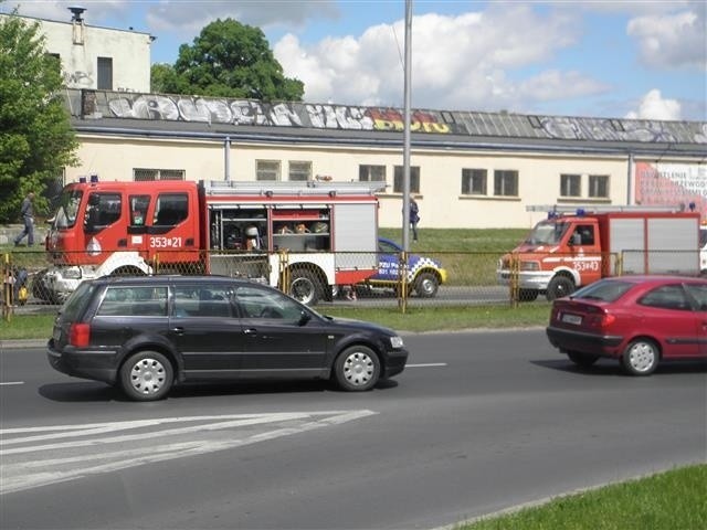 Ciężarówka przewożąca koparkę zahaczyła o barierę wysokości....