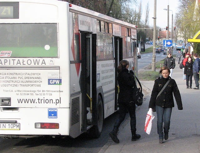 Okazuje się, że liczba pasażerów korzystających z komunikacji miejskiej w Inowrocławiu systematycznie spada. Jest ich o 7 proc. mniej niż w zeszłym roku. Spadają więc też i dochody przedsiębiorstwa.