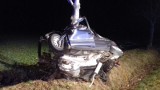 Tragiczny wypadek w Wilamowej w powiecie nyskim. Seat uderzył w drzewo, zginęły trzy osoby 