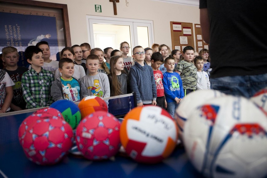 Gmina Jedlińsk. Przy szkole w Ludwikowie rośnie hala, uczniowie dostali nowy sprzęt sportowy 