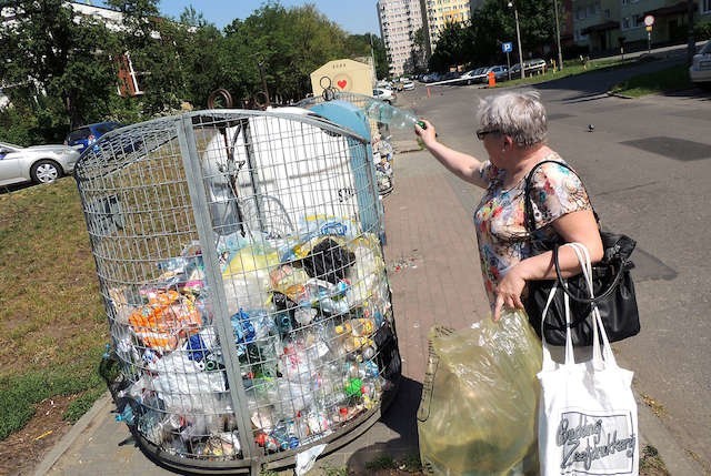 Takie pojemniki na odpady sztuczne miasta raczej nie zdobią. MPO jednak rezygnować z nich nie zamierza