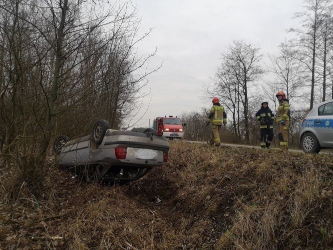 Oblodzona droga i dachowanie. Po kolizji w Dzierzgowie kobieta przewieziona do szpitala