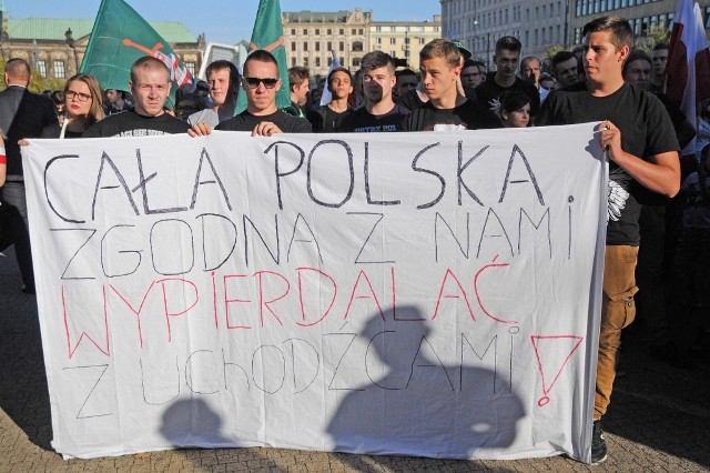 Nie chcą islamskiej dzielnicy w Poznaniu. Protestowali na placu Wolności