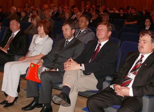 Uczestnicy konferencji, w środku w pierwszym rzędzie Marian Pędlowski, inspektor nadzoru budowlanego w Stalowej Woli.