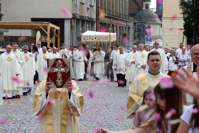 Tradycyjnie co roku procesja Bożego Ciała przechodzi przez centrum Wrocławia.