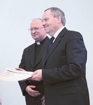 Nagrodę dla społeczności miasta i gminy Chmielnik odebrali: wójt Jarosław Zatorski i proboszcz ks. Franciszek Siarek Fot. Anna Kaczmarz