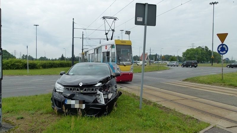 Wypadek na rondzie Sybiraków. Renault zderzyło się z tramwajem