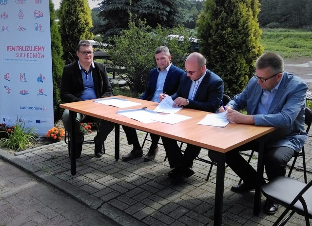 W piątek włodarze gminy podpisali umowę z przedstawicielem konsorcjum firm Stawecki na realizację inwestycji. Wartość zaplanowanych prac wynosi dwa miliony 839 tysięcy złotych.