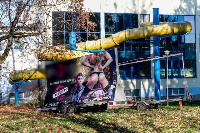 Kontrowersyjny billboard przy ul. Włókienniczej.