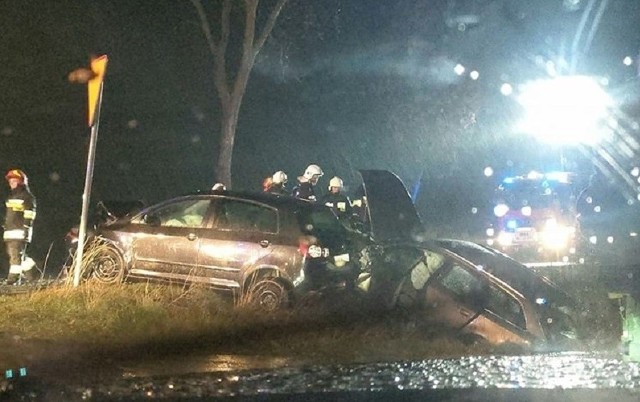 Wypadek w Jawornicy. Pijany kierowca volkswagena doprowadził do zderzenia trzech samochodów. Do zdarzenia doszło 13 listopada przed godz. 19.00.