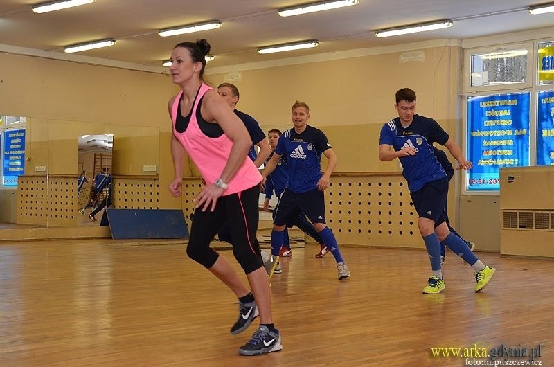 Piłkarze Arki Gdynia ćwiczyli aerobic pod okiem byłej gimnastyczki [ZDJĘCIA]