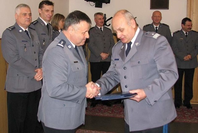 Gen. Bogdan Klimek (z prawej), który też idzie na emeryturę, wczoraj pożegnał pięciu naczelników wydziałów KWP, m.in. Jacka Zamorowskiego, szefa opolskiej drogówki.