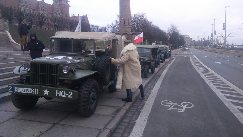 Początek rajdu na pierwszym planie dodge WC 52, czyli...