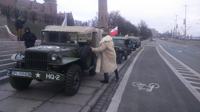 Początek rajdu na pierwszym planie dodge WC 52, czyli amerykańska lekka ciężarówka 3/4 tony