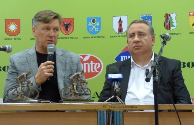 Andrzej Sypytkowski (z lewej) dyrektor sportowy wyścigu majora Hubala.