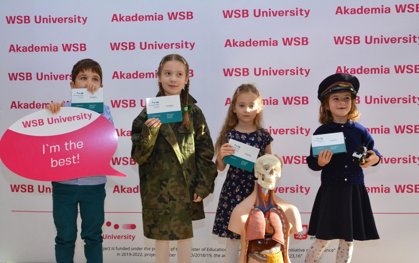 Studenci Dąbrowskiego Uniwersytetu Dziecięcego uroczyście...