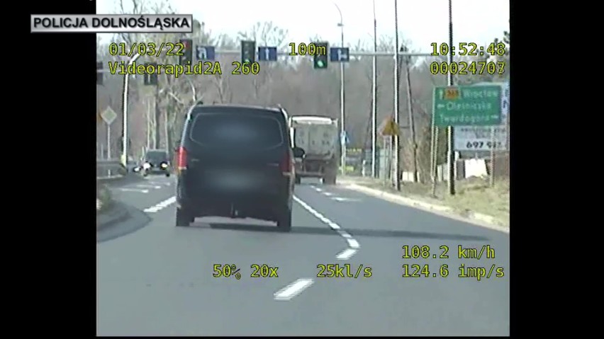 Kierowca czarnego mercedesa jechał z prędkością 115 km/h w...