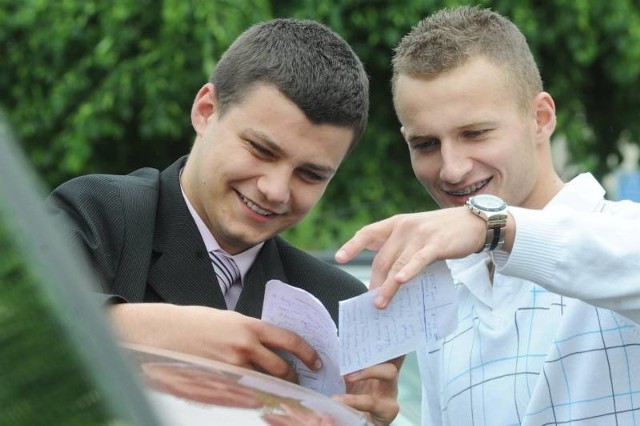 Marcin Ryś i Michał Łukowiak są dobrej myśli. Wierzą, że biologia poszła dobrze. Teraz czas na pozostałe egzaminy.