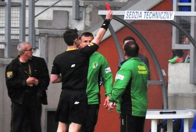 Sędzia Artur Aluszyk ukarał czerwo-nymi kartkami aż trzech piłkarzy Siarki Tarnobrzeg.