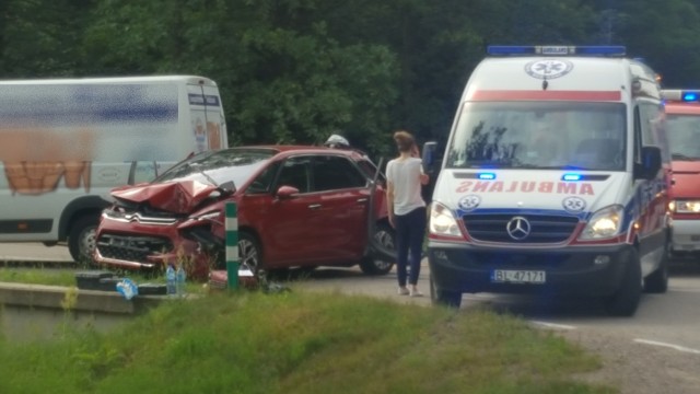 We wtorek, około godz 14 na drodze krajowej nr 64 na odcinku z Wizny do Łomży doszło do zderzenia trzech samochodów. - Kierowca citroena jumper, jadący od strony Piątnicy, przyhamował, aby skręcić w prawo do Wiktorzyn - mówi mł. asp. Adam Romanowicz z zespołu prasowego podlaskiej policji. - Jadący za nim citroen picasso zdołał wyhamować, ale trzeci z kolei mercedes już nie.