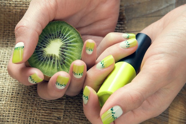 Wakacje to idealny moment na szaleństwo na paznokciach. Owocowy manicure to wspaniała propozycja na lato!