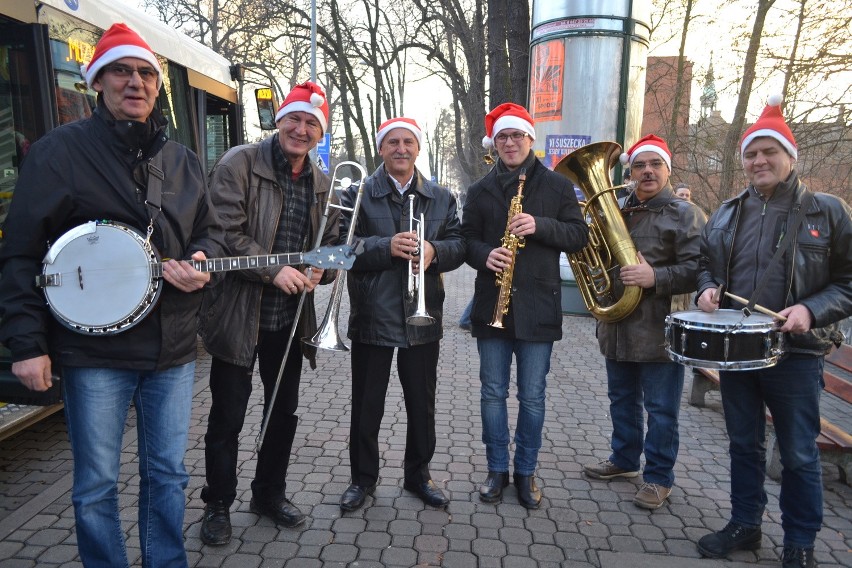 Rybnik: Muzyczny autobus koncertuje na przystankach