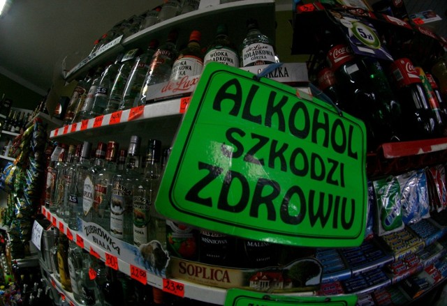 06.12.2011 glogow sklep as z alkoholem alkohol wodka wino sprzedaz gazeta wroclawska piotr krzyzanowski/polskapresse