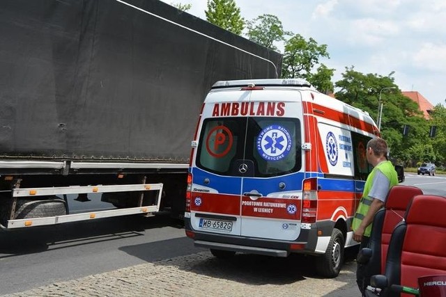 W Głogowie 85-latek na wózku wjechał pod ciężarówkę.