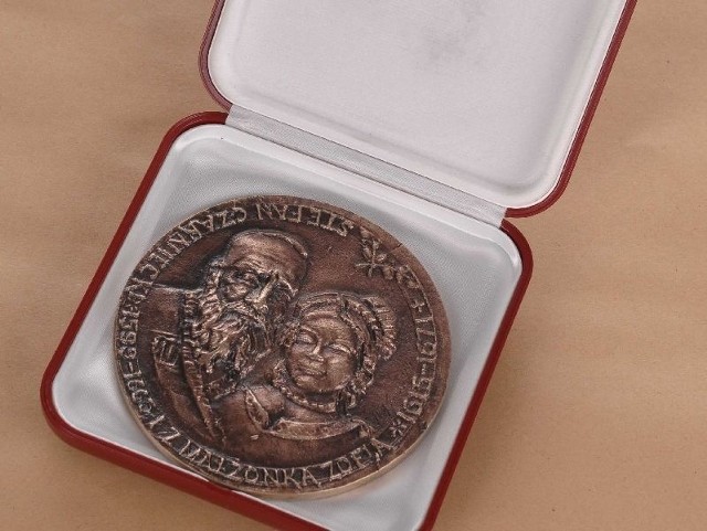 Z okazji przyszłorocznych uroczystości w Czarncy zostanie wybity taki medal okolicznościowy z brązu z wizerunkiem Stefana Czarnieckiego z żoną Zofią.