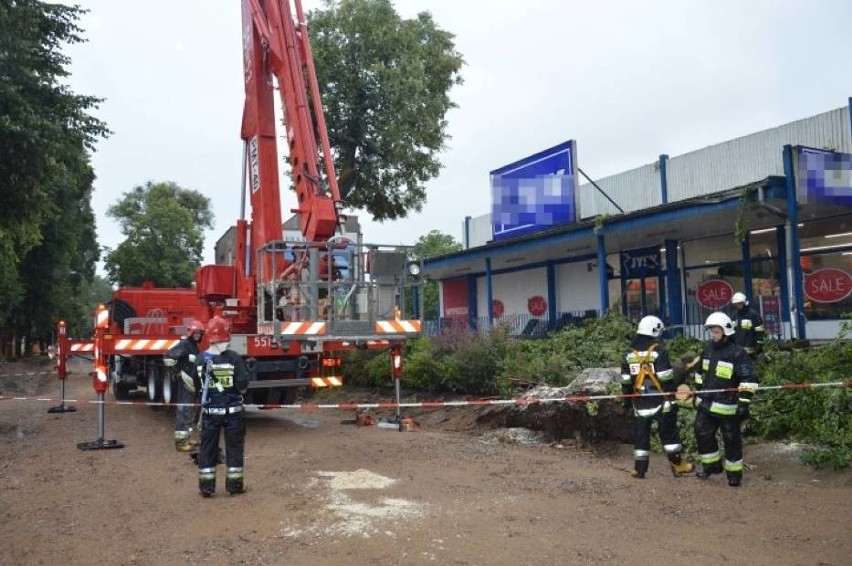 Silny wiatr przewrócił drzewo na market w Wejherowie