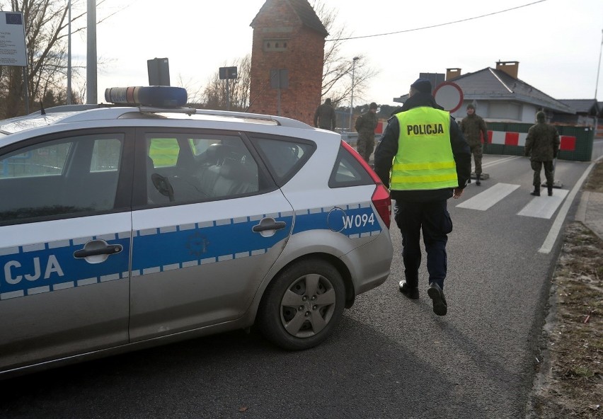 Polacy przekraczający granicę od razu trafiają na kwarantannę. Jak wygląda sytuacja na granicach? [ZDJĘCIA, WIDEO] 15.03.2020