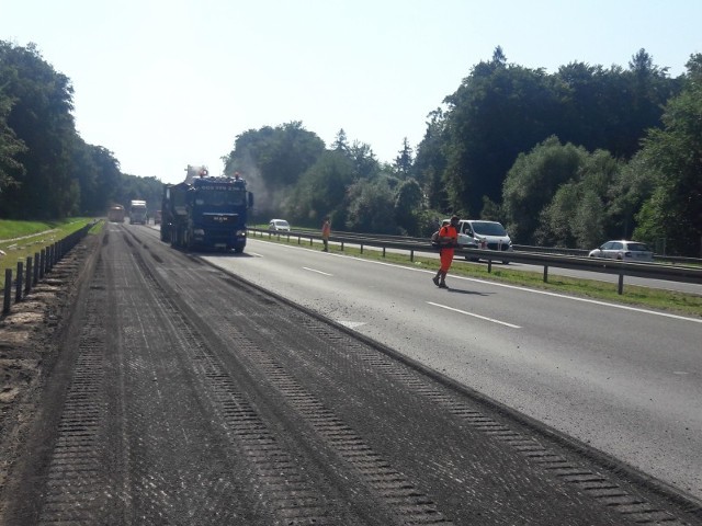 Drogowcy frezują już asfalt na remontowanym odcinku opolskiej autostrady.