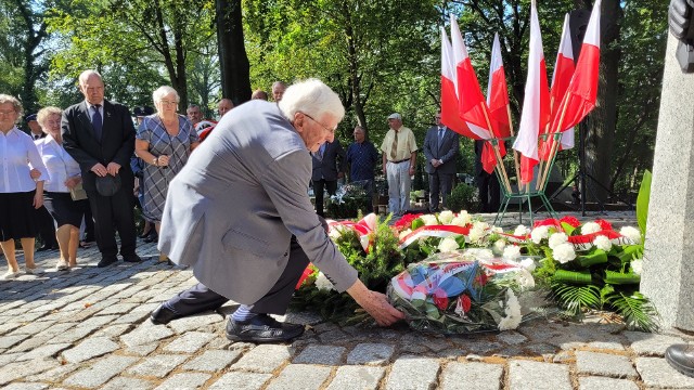 Pod Krzyżem Katyńskim w Słupsku oddano hołd Polakom, którzy zginęli z rąk sowieckiego agresora oraz tym, którzy zostali zesłani na Sybir.