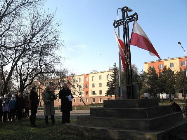 W miejscu egzekucji powstańcow w 1983 roku stoi dziś krzyż - tu zebrali się w czwarrtek radomianie