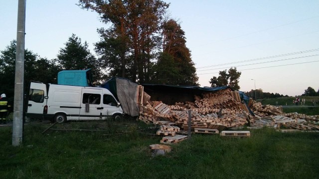 Wypadek w Brzeźnicy w gminie Kozienice. TIR uderzył w busa.