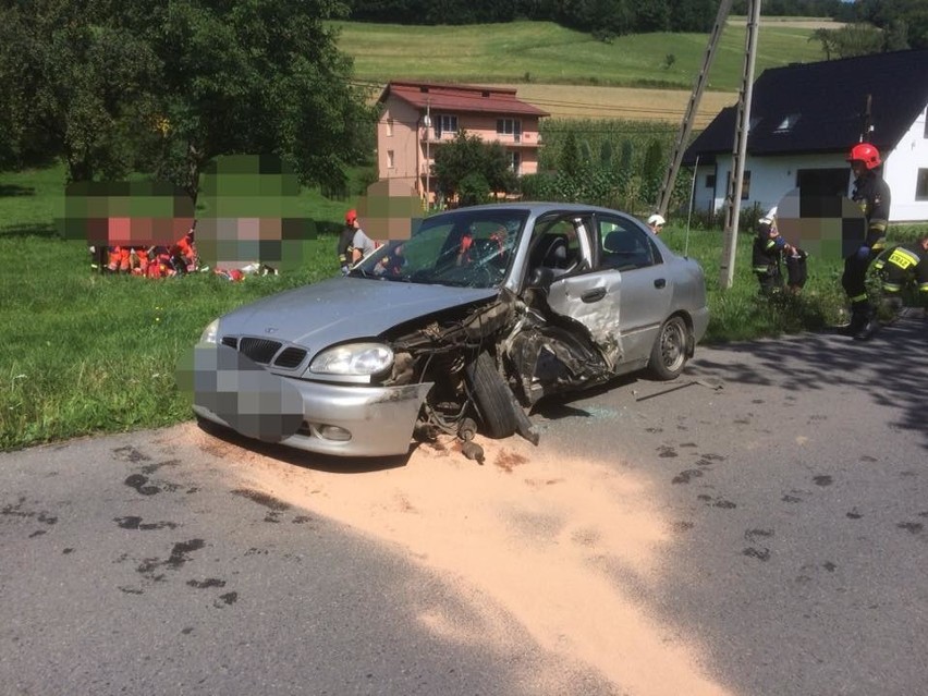 Sienna. Zderzyły się dwa samochody. Cztery osoby w szpitalu [ZDJĘCIA]