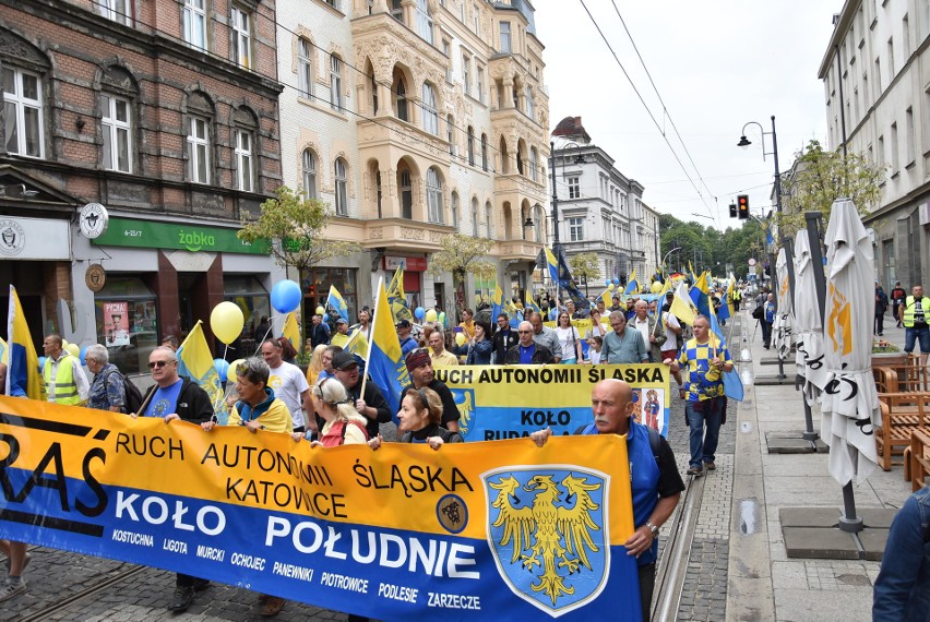Marsz Autonomii Śląska odbywa się co roku w Katowicach...
