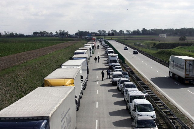 Kierowcy muszą zachować ostrożność na drogach. To już kolejny wypadek na tym odcinku autostrady A4 w ciągu ostatnich kilku godzin. 