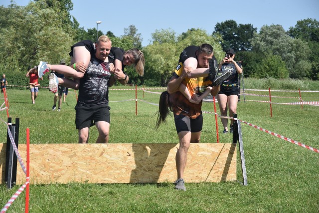 Bieg z kobietą na plecach był jedną z czterech kategorii Commando Race w Żorach. 