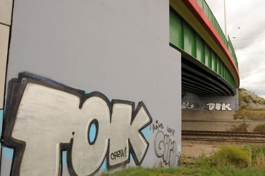 Lublin: Pseudograficiarze zamalowali wiadukt przy Mełgiewskiej. Wpadli po pościgu
