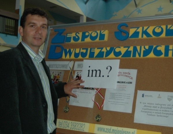 - Jako jedyna szkoła w Oleśnie nie mamy imienia - mói Jerzy Jeziorowski, nowy dyrektor oleskiej &#8222;Dwójki&#8221;.