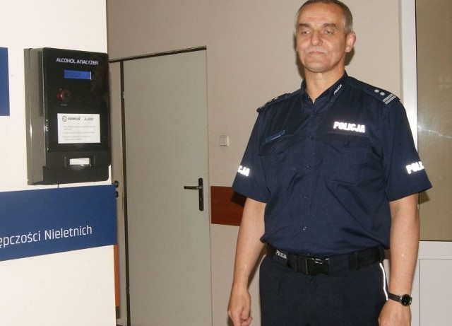 Sławomir Sędybył, Komendant Powiatowy Policji w Starachowicach prezentuje zasady działania alkomatu.